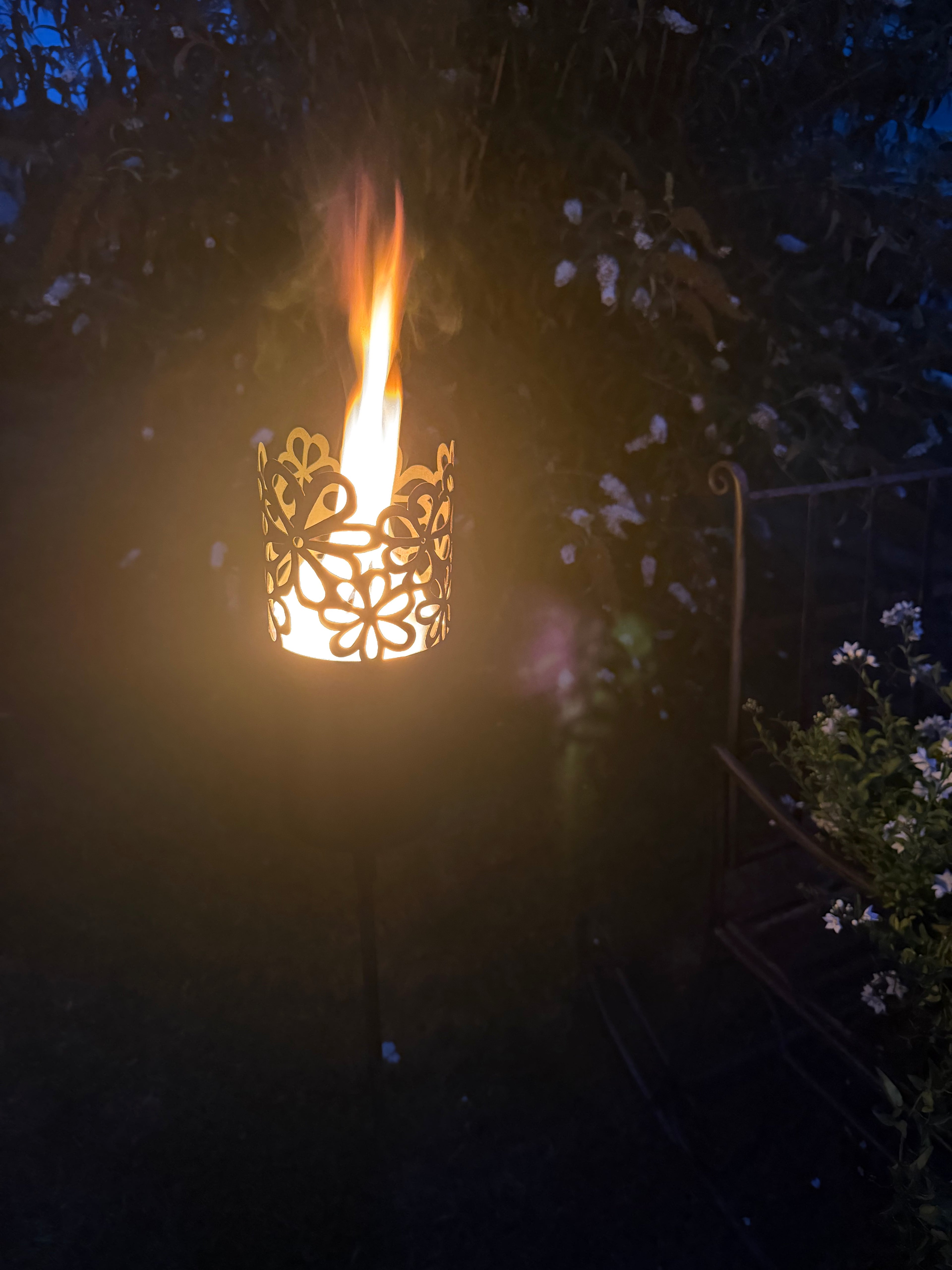 Edelrost Gartenfackel „Flammendesign“ mit Outdoorkerze – Höhe ca. 131 cm