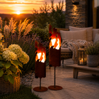 Edelrost Standfackeln „Flamme“ im 2er-Set mit Outdoorkerzen – 48 & 53 cm