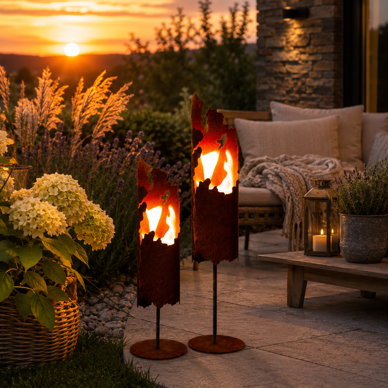 Edelrost Standfackeln „Flamme“ im 2er-Set mit Outdoorkerzen – 48 & 53 cm