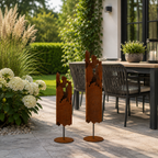 Edelrost Standfackeln „Flamme“ im 2er-Set mit Outdoorkerzen – 48 & 53 cm