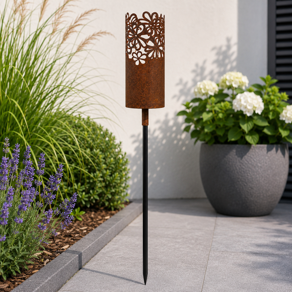 Edelrost Fackelhalter „Hippie“ mit Blumenmuster – Gartenfackel 127,5 cm inkl. Wachsdose