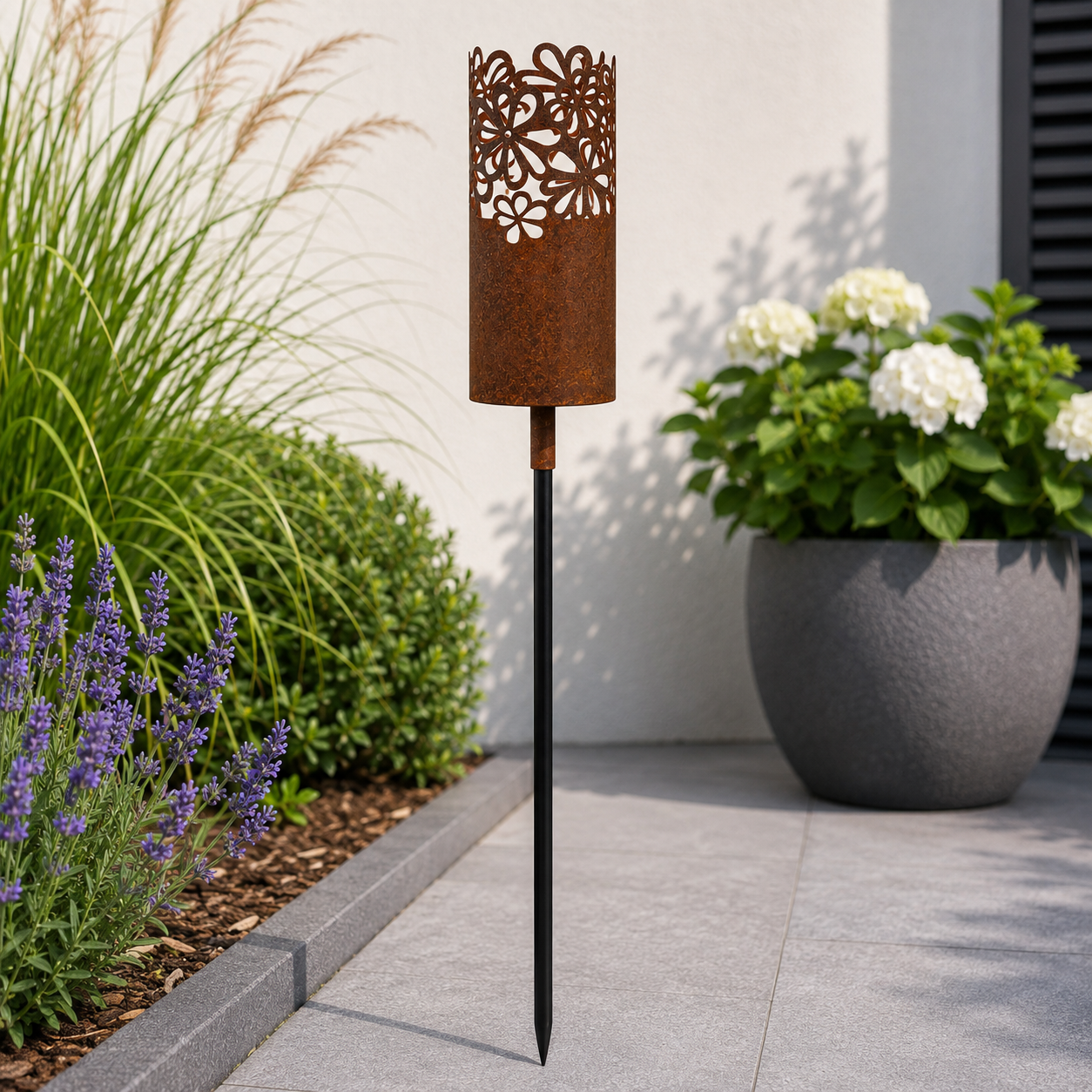Edelrost Fackelhalter „Hippie“ mit Blumenmuster – Gartenfackel 127,5 cm inkl. Wachsdose