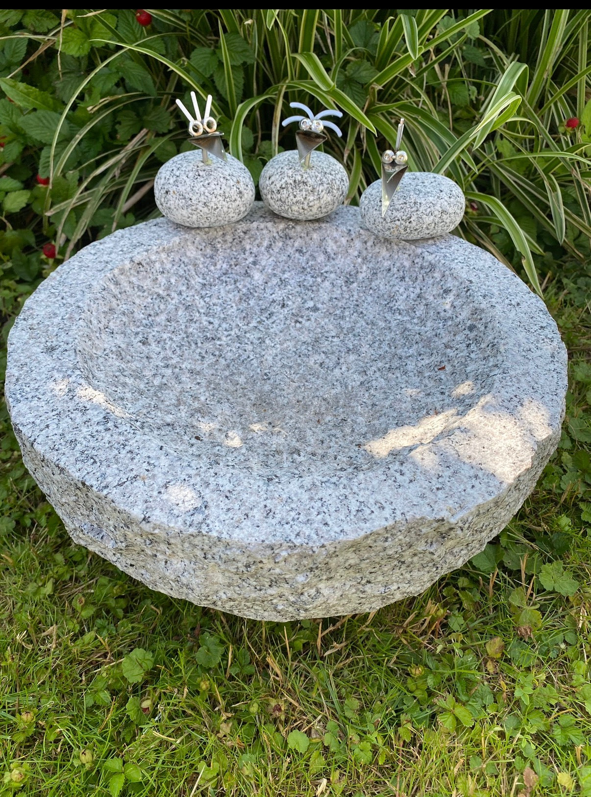 Vogelbad Granit rund ca. 35 cm mit 3 Steinvögeln Granit und Edelstahl