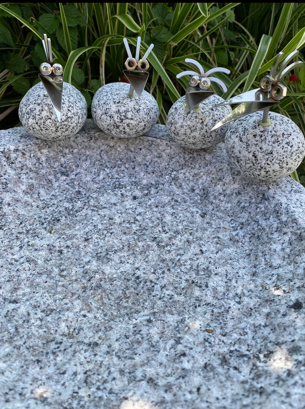 Vogelbad Granit rund ca. 35 cm mit 4 Steinvögeln Granit und Edelstahl