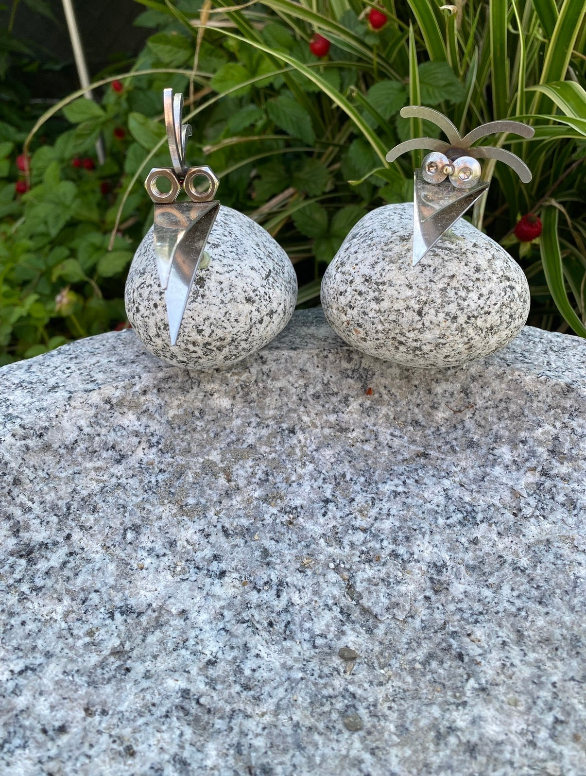 Vogelbad Granit rund ca. 35 cm mit 2 Steinvögeln Granit und Edelstahl