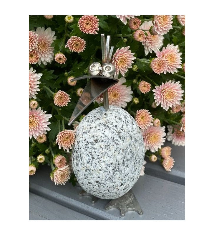 Steinvogel Küken mit Füßen aus Granit und Edelstahl Naturstein Deko