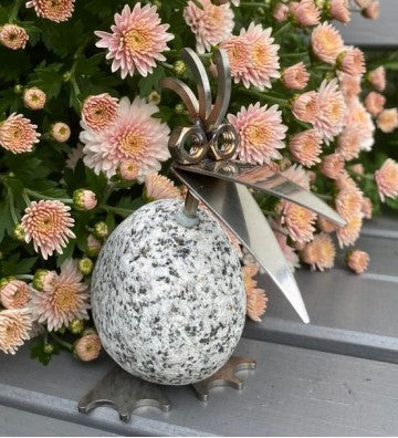Steinvogel Küken mit Füßen aus Granit und Edelstahl Naturstein Deko